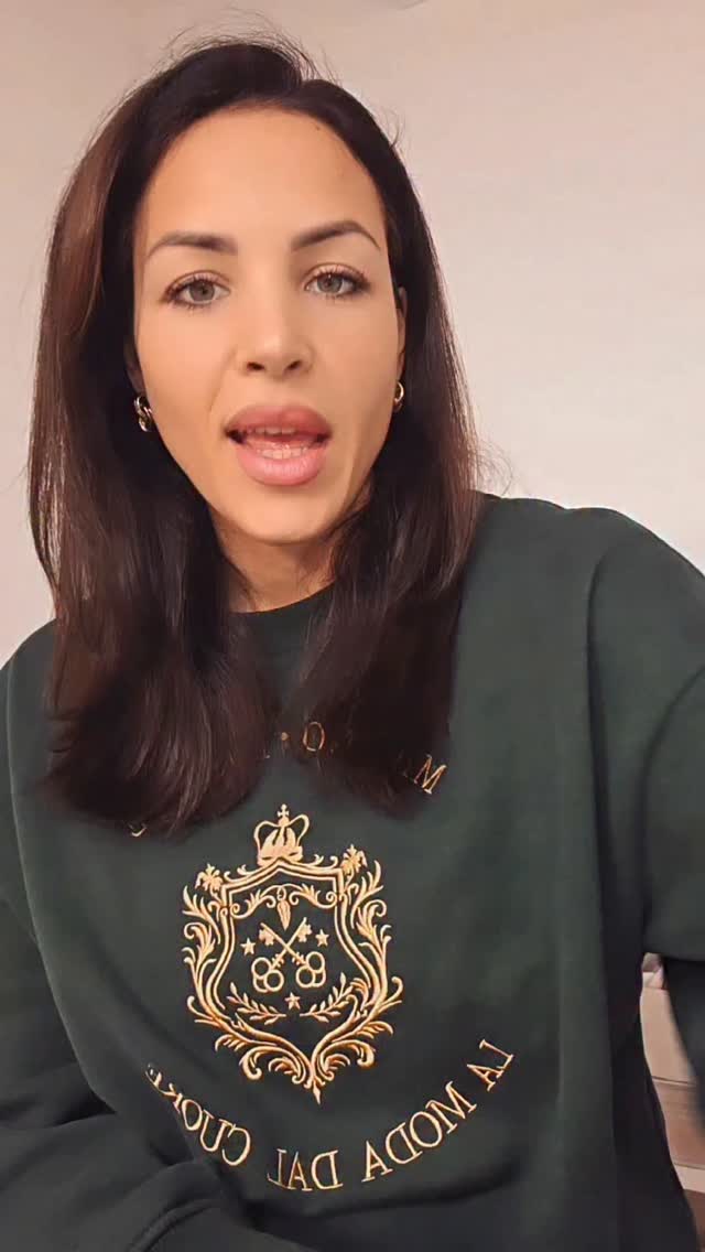 Strpljenje svjesne žene nije čekanje prekriženih ruku.
To je vjera u sebe.
To je odluka da se ne kompromitira pod pritiskom okoline
koja je naučila pristajati na nedovoljno.
Ako si spremna dati dubinu, prisutnost, odanost i zrelost,
imaš pravo tražiti isto.
Bez isprike. Bez spuštanja standarda.
Ono što je na tvojoj razini ~ dolazi tek kad prestaneš sumnjati u svoju vrijednost.
Put svjesne žene je često tiši, duži i usamljeniji ~
ali i čist, autentičan i dostojanstven.
Vjeruj mi ~ vrijedi! 🌹