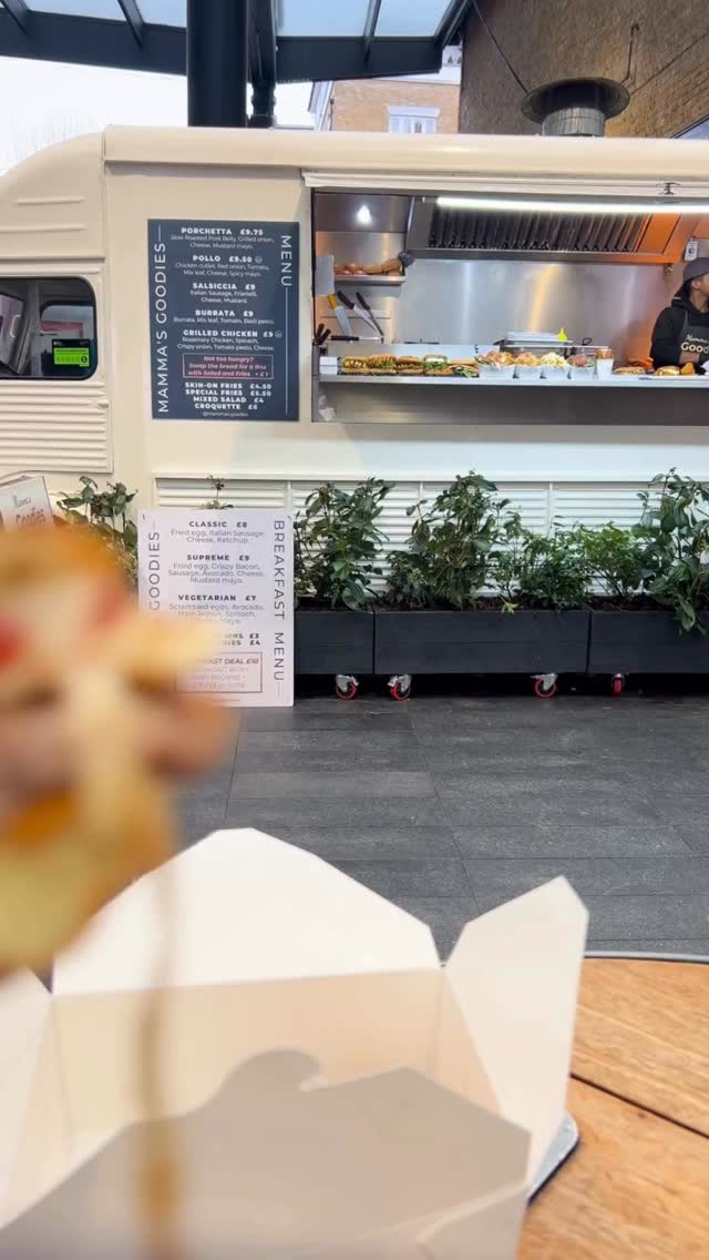 The Chef @giovanni_calvagna in action
Cooking our Classic Breakfast the right way — weekdays & weekends till 12pm.
Breakfast roll + 2 hash browns + drink = £10
Find us at Spitalfields Market or order online 🙌