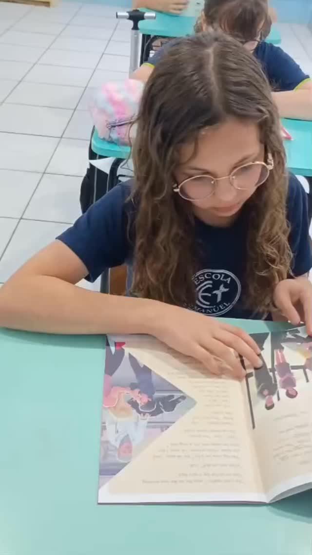 Aqui na Escola Luterana Emanuel, os alunos do 5º ano exploram o mundo da leitura em inglês em sala de aula. 📚🌍
Cada página lida representa novos aprendizados e mais confiança no idioma, fortalecendo o desenvolvimento no nosso Programa Bilíngue. 💙