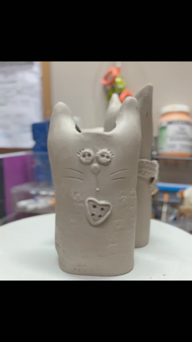 Stay toasty my friends!
#handbuiltpottery #handbuiltceramics #cats_of_ig #slabbuiltceramics #dogsofinstagram