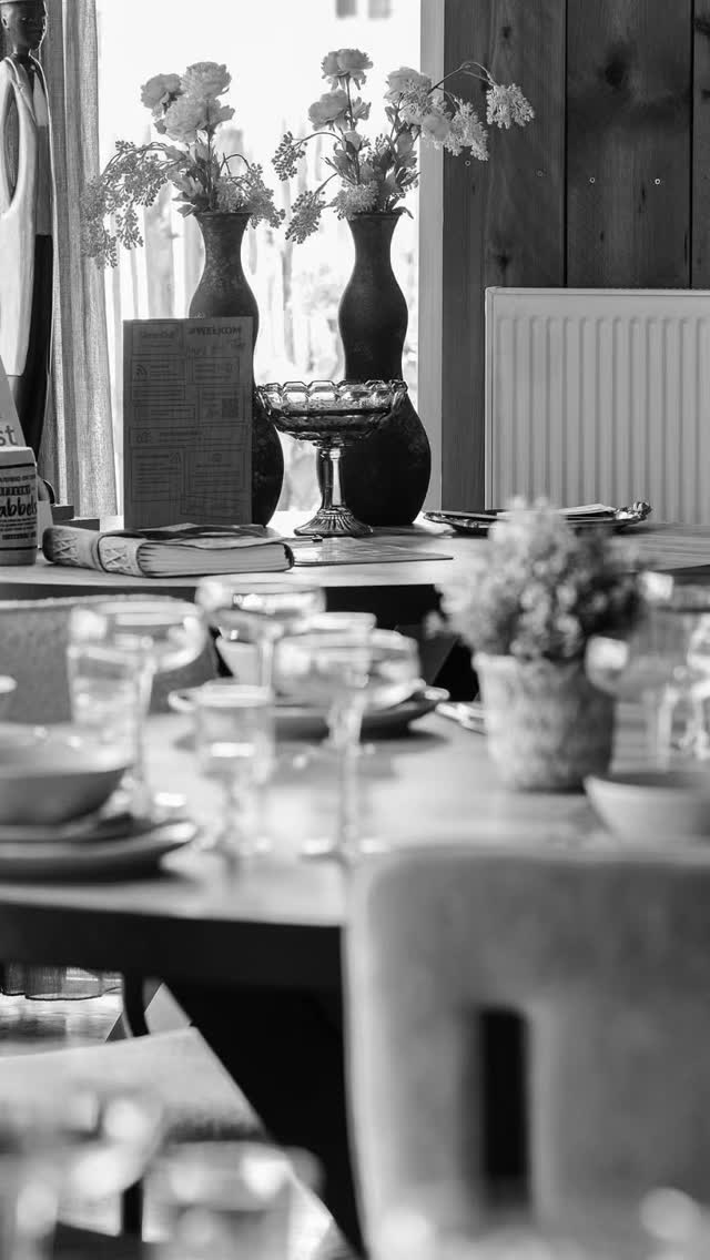 Gedekte tafels in Time Out Genoelselderen en Zussen. Gezellig samen tafelen 🍸🤍 #timeoutvakantiemakers #visitriemst #visitmaastricht #vlaanderenvakantieland #decoration