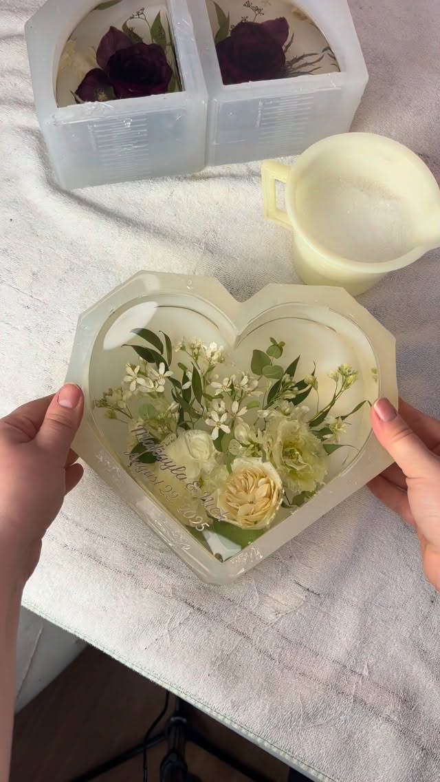Imagine your bouquet preserved in this heart, forever 🤍🥹
Bouquet by: @simplyelegantbyemma 💐
#bouquetpreservation #resin #resinart #resindemolding