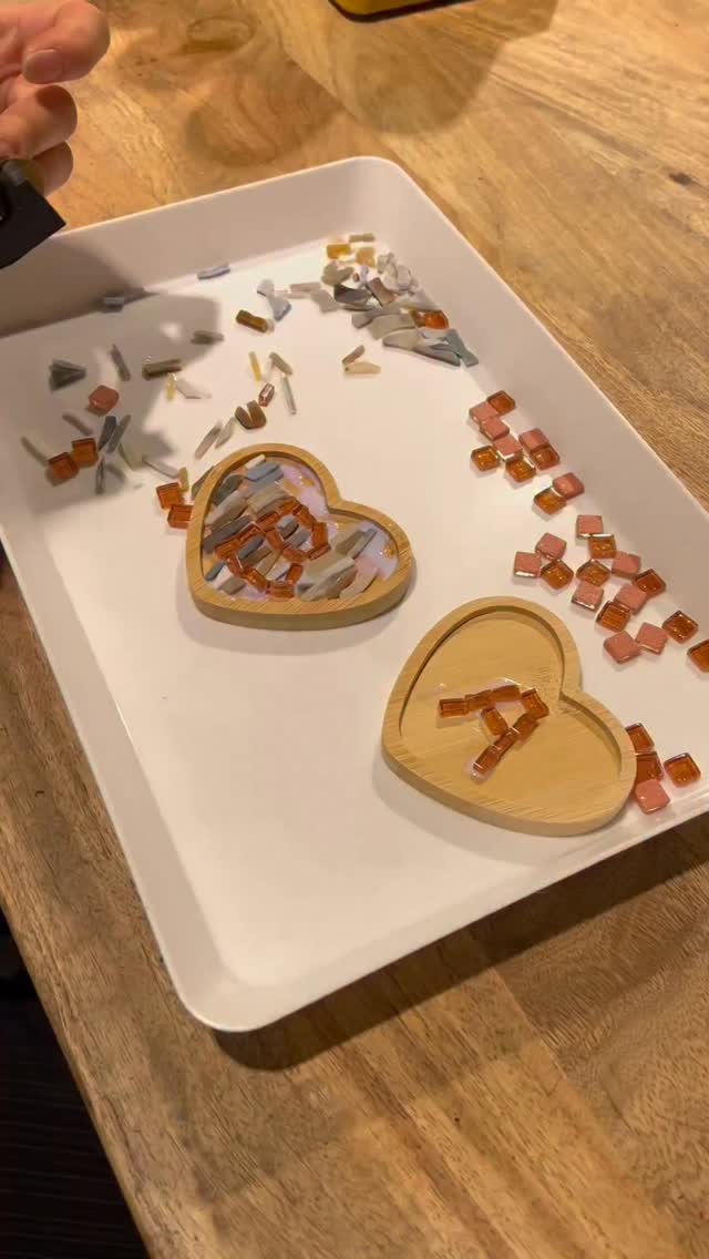 Make something to keep this Valentines that will last longer than flowers 💐
Mosaics workshop is the perfect Valentines activity ❤️
Book your Valentines workshops through the link in our bio
#valentinesdaylondon #artplay #artplaylondon #artbar #Mosaics