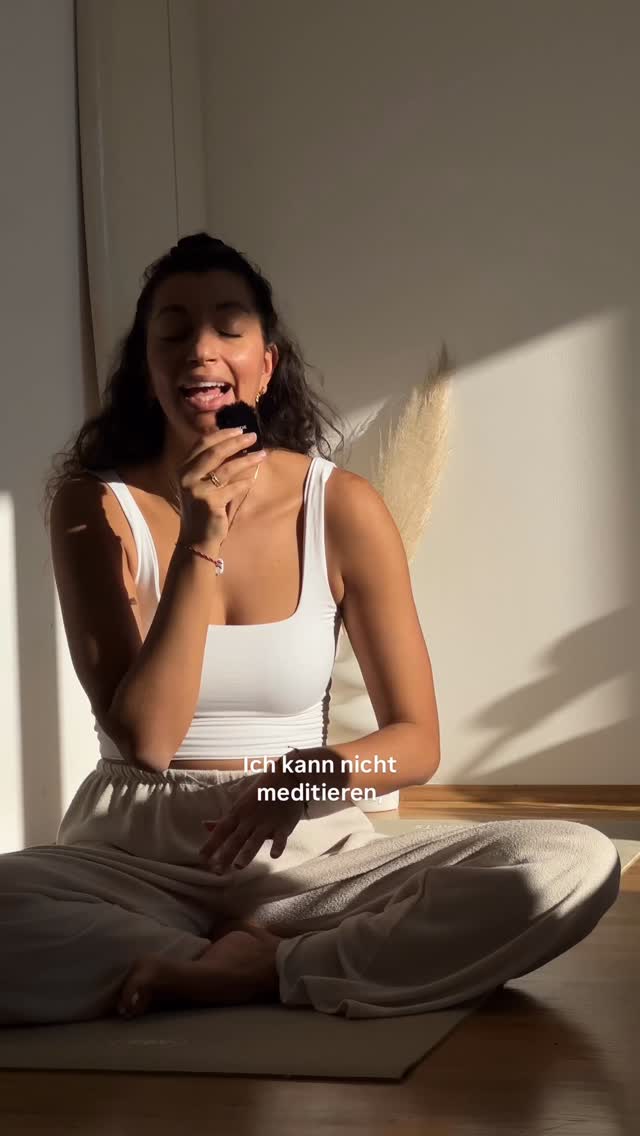 Ich dachte jahrelang, ich kann nicht meditieren. Weil mein Kopf zu laut war. Mein Körper zu unruhig..
Und ich immer dachte: irgendwas ist falsch mit mir, warum funktioniert es nicht? 😮💨
Bis ich meine Yoga Teacher Ausbildung gemacht habe & verstanden habe, dass Meditation nicht bedeutet, keine Gedanken zu haben.
Sondern da zu bleiben – auch wenn es laut ist, auch wenn es unruhig ist, auch wenn ich sofort wieder aufstehen will, auch wenn meine Gedanken pausenlos umherkreisen.
Meditation ist all das wahrzunehmen, zu beobachten, ohne zu reagieren, ohne zu bewerten, ohne zu flüchten.
Meditation ist zu entscheiden für einen Moment auf Pause zu drücken, die Welt sich weiter drehen lassen, und einfach ein paar Minuten dem Nervensystem schenken, um sich zu resetten.
& das können anfangs 5 min sein, 10 ganz egal - bei mir braucht es tatsächlich Minimum 30 Minuten bis ich wirklich Ruhe finde, diese Stille, diesen Tiefen Zustand von Meditation.
& trotzdem sitze ich oft auch nur 5 oder 10 min da, weil ich nicht jeden Tag die Zeit oder auch Lust habe & aux wenn ich in diesen 10 min nicht den perfekten Zustand von innerer Ruhe erreicht habe, ich habe mir trotzdem eine Pause geschenkt, tief geatmet, mich wieder mit meinem Körper verbunden & gehe dadurch so viel klarer und entspannter durch meinen Tag ✨
Vielleicht musstest du das gerade hören! Gebt Meditation nicht auf, nur weil ihr falsche Vorstellungen davon habt 🫶🏽
#Meditation #meditieren #meditationstipps #entspannung #nervensystem