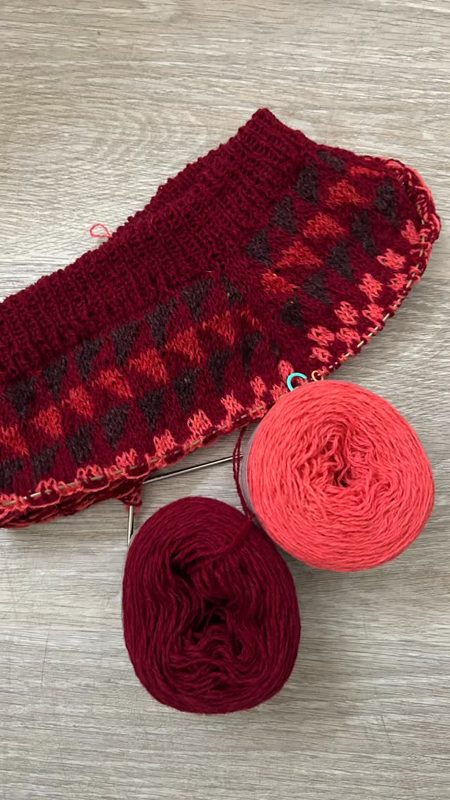 Happy pattern release day Lydia! @wekuyarn Thanks for inviting me to be part of your team of test knitters.
I loved making my #damedamesweater and seeing all the other amazing versions in different colourways