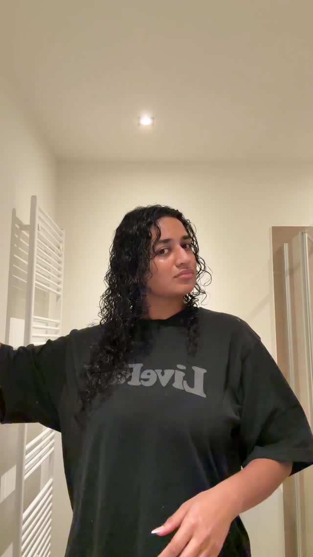 Wir lieben das Atelique Haar Oil 😍
Vorteile vom hauseigenen Haar Oil ✨
🌱Intensive Pflege & Regeneration
•Versorgt das Haar tiefenwirksam mit Nährstoffen
•Unterstützt den Wiederaufbau geschädigter Haare
💧 Sofortiger Glanz – ohne zu beschweren
•Schützt vor Hitze (Föhn, Glätteisen) und Umwelteinflüssen
•Reduziert Haarbruch und Spliss sichtbar
🌸 Beruhigt Kopfhaut & Haar
•Spendet Feuchtigkeit und wirkt ausgleichend
•Ideal auch bei trockener oder sensibler Kopfhaut
#atelique #furkansatelier #überseestadt #weserpark #friseurbremen #bremen