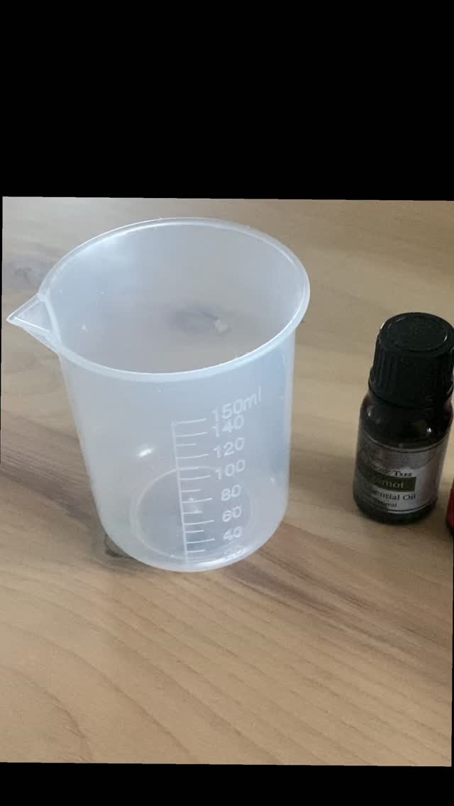 Jog on January!
If you’re within 5 metres of me you might get a hint of my aromatherapy spray, I’m spritzing it to combat the January vibes!
Rose, jasmine and bergamot combine to make an uplifting and soothing blend.
January beware! ☺️