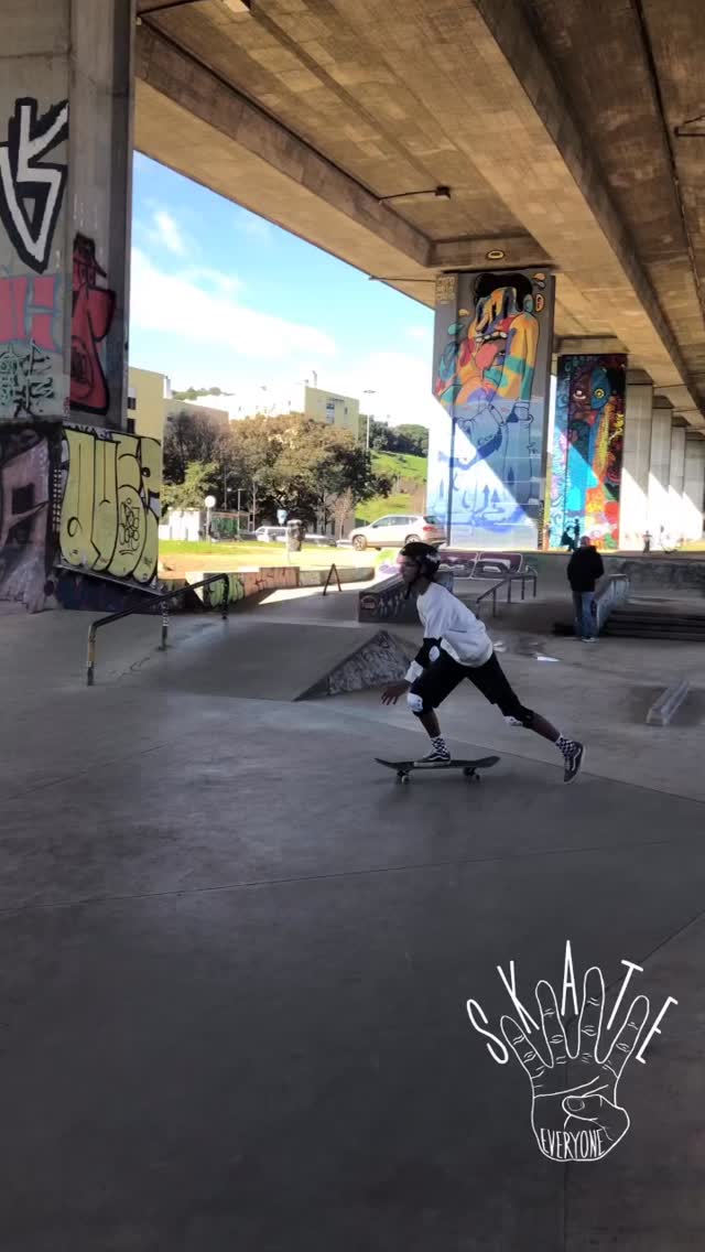 Nesses dias de inverno, só aquela skatada para aquecer o corpo e soltar as pernas 🛹🛹🛹
.
.
.
@teresaantunesss