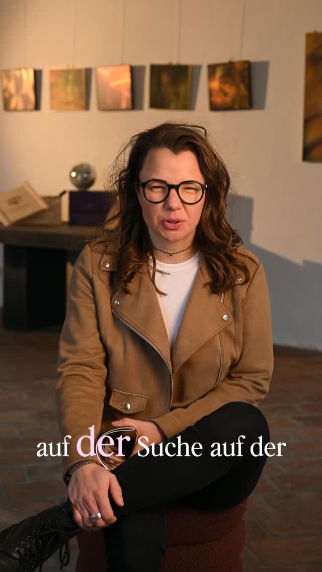 Jahrelang war ich auf der Suche.
Nach mir selbst.
Nach einem GefĂŒhl von âgesehen werdenâ.
Ich dachte, jemand da drauĂen mĂŒsste mir sagen, wer ich bin.
Doch es kam anders.
Die erste Meditation hat mich komplett ĂŒberfordert.
Ich konnte mit mir selbst nicht sein.
Doch genau dort â in dieser Stille â begann meine Reise.
Nicht nach auĂen, sondern nach innen.
Die Kristallbilder sind aus dieser Suche entstanden.
Nicht geplant.
Nicht gewollt.
Sondern gefunden.
Dieses erste Bild heiĂt: Halte dich selbst.
Es erzÀhlt von dem Moment, in dem ich verstanden habe,
dass ich mich selbst halten darf.
Dass ich nicht warten muss, bis jemand kommt.
Vielleicht erkennst du etwas darin.
Vielleicht fĂŒhlst du ein Echo.
Und wenn du magst â erzĂ€hle mir,
was du in diesem Bild siehst.
#Kristallbild #HalteDichSelbst #InnereReise #KunstMitTiefe