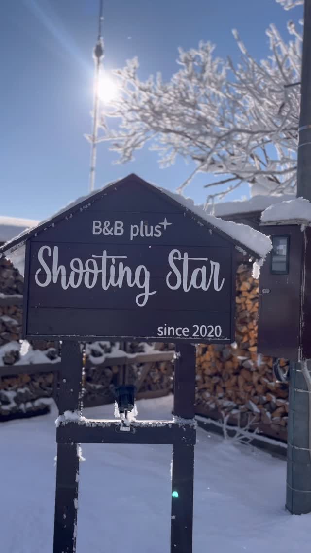 冬のシューティングスター❄️最初少なかった雪もだんだん積もってきました。雪の上裸足で歩いて、にくきゅう冷たくないのかな😅
When winter arrives, everything slows down… Our cat took one snowy walk and declared it “purr-fect.” ❄️🐾
Come experience it yourself — book direct through our bio link before he claims your spot. 😼
#富良野 #北海道旅行
#furano #hokkaido #hokkaidolove