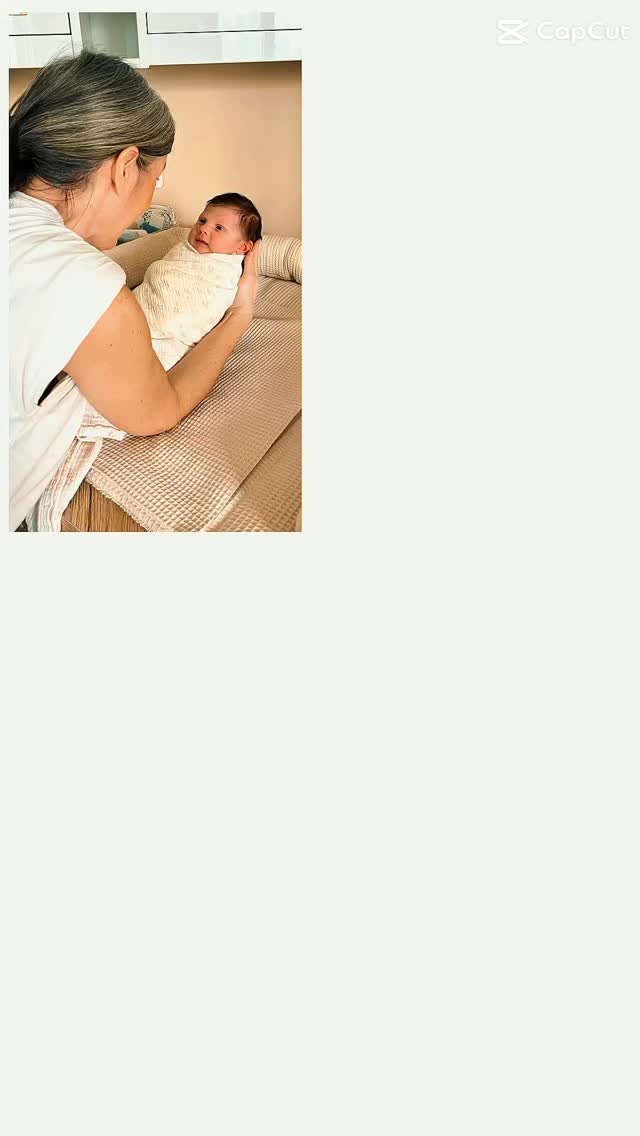 Le thérapeutique bain bébé est une véritable parenthèse hors du temps. On ralentit, on accueille l’instant, on se laisse guider par ce tout-petit qui sait déjà tant de choses. Ce soin ne se raconte pas vraiment : il se vit, au moins une fois dans sa vie, pour en saisir toute la profondeur. #tbb #bainbébé #thalassobainbébé #baindesonia #bainthérapeutique