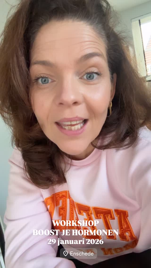 Claim je ticket via www.brainstof.com/diensten
WAT KUN JE VERWACHTEN?
Ken je dat gevoel dat je ineens niet meer begrijpt wat je lichaam aan het doen is? Je herkent jezelf soms niet meer terug: intense huilbuien, stemmingswisselingen of dat gewicht dat ineens niet meer meewerkt.
Grote kans dat je hormonen de regie hebben overgenomen.
Vanaf je 35e nemen je geslachtshormonen – oestrogeen en progesteron – langzaam af en beginnen ze te schommelen. En juist die schommelingen merk je aan je energie, je slaap, je emoties, je gewicht, je concentratie en zelfs aan hoe je je in je eigen vel voelt.
Ik neem je mee in de wereld van je hormonen en je ontdekt:
💜 Wat hormonen zijn, wat ze doen in je lichaam en waarom ze zo’n grote invloed hebben op je algehele gezondheid, van energie en slaap tot stemming, eetlust en gewicht.
💜 Hoe een hormonale disbalans kan ontstaan, vaak zonder dat je het direct doorhebt.
💜 Wat je zelf kunt doen met leefstijl, voeding en slimme keuzes om weer grip te krijgen op je hormonen en je energie, stemming en gezondheid in balans te brengen.