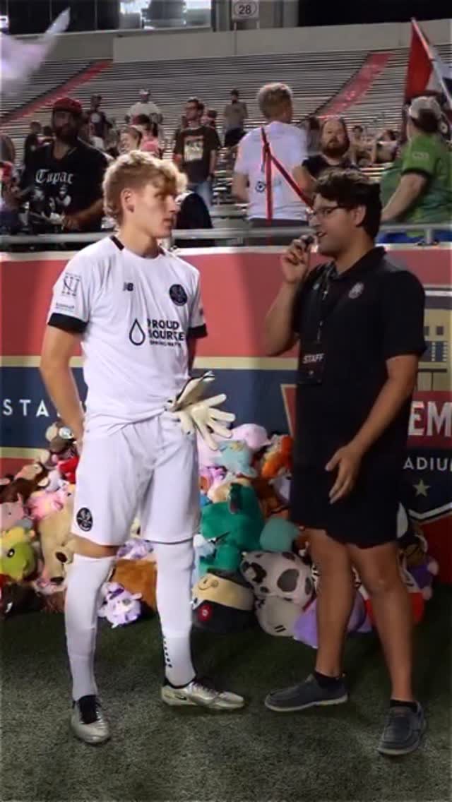 PORTERO DEL AÑO 🇺🇸 | HISTORIA REAL ⚽🧤
Este es Luca, nombrado portero del año en Estados Unidos.
🏆 Lynn University
🥇 Campeones nacionales NCAA
💪 Trabajando con nosotros desde la temporada pasada
Pero casi no llega sano a los partidos más importantes de su vida.
⏳ 2 semanas antes de la final…
Sobrecarga en el isquio.
❌ Saques
❌ Arranques
❌ Balones aéreos
Margen mínimo. Presión máxima.
Pero llegamos a tiempo.
🔥 Volvió a competir
🧠 Más fuerte y con más confianza
🧱 Paradas decisivas
⚽ Y hasta marcó penaltis para dar la victoria
👉Si tú también quieres jugar al máximo nivel,
comenta “Elite” y vamos a por ello.