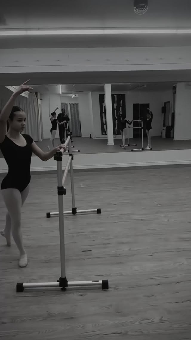 Our Part-time Division 2 dancers learned something new today. It is great to see their technique developing. We look forward to what the end of the season will bring for these promising young dancers 💚
#ballerinasofcolor #ballet #dance #bramptondancestudio #innovativeartistsdancecollective