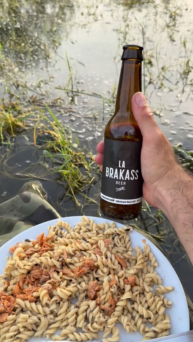 Quoi de mieux que de trinquer avec une Brakass Beer entre copains et taper un plat de pâtes au Thon au milieu du Vietnam sous les hordes de moustiques enragés ?
Admires ce calme mon p’tit lapin ! C’est pas toujours aussi chouette dans les aventures Brakass…
En parlant de ça… Soël a préparer la BrakaSserie n•3, attention les rétines 🤯🔥
.
#brakassfishing #carpfishing #carp #carpangler #carplife