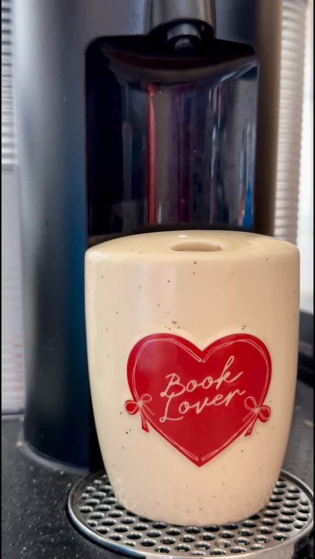 Sunday with no plans, a coffee, and a book ☕️ ❤️
Q: what are your plans for today?
•••
#sunday #coffee #books #reader #bookstagram