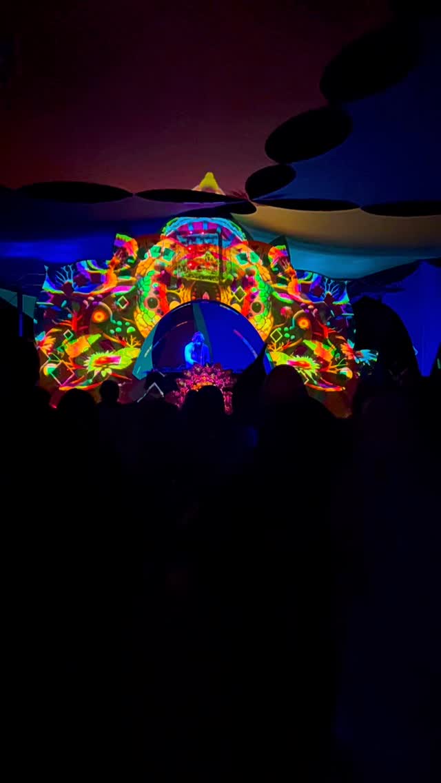 Más registro de lo que fue mi participación mappeando el Main Stage de @montemapufestival
Agradecida por todo y por todos los que son parte de este encuentro de música y magia ✨
@teseracto__
@vj_koteklein_psy_tech
@alucine.music
@mad_mapper
@drakker
#mapping #projectionmapping #mappingprojection #videomapping #vjing