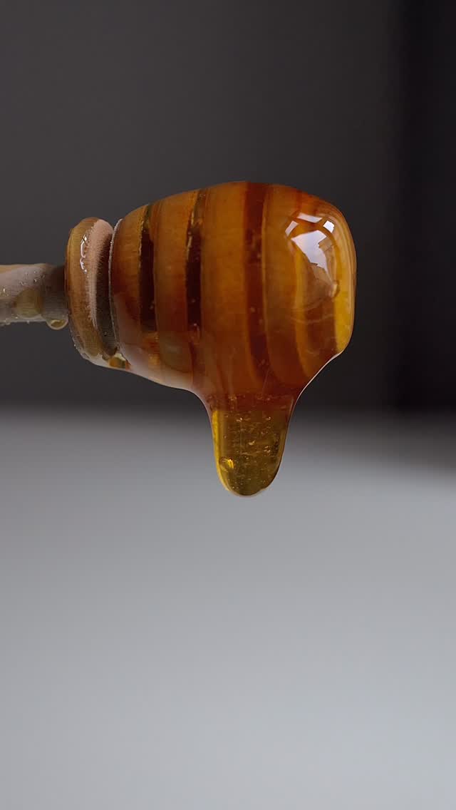 Langsam.
Natur pur. 🍯
#honig #bioimkerei #naturgenuss #slowfood #handwerk