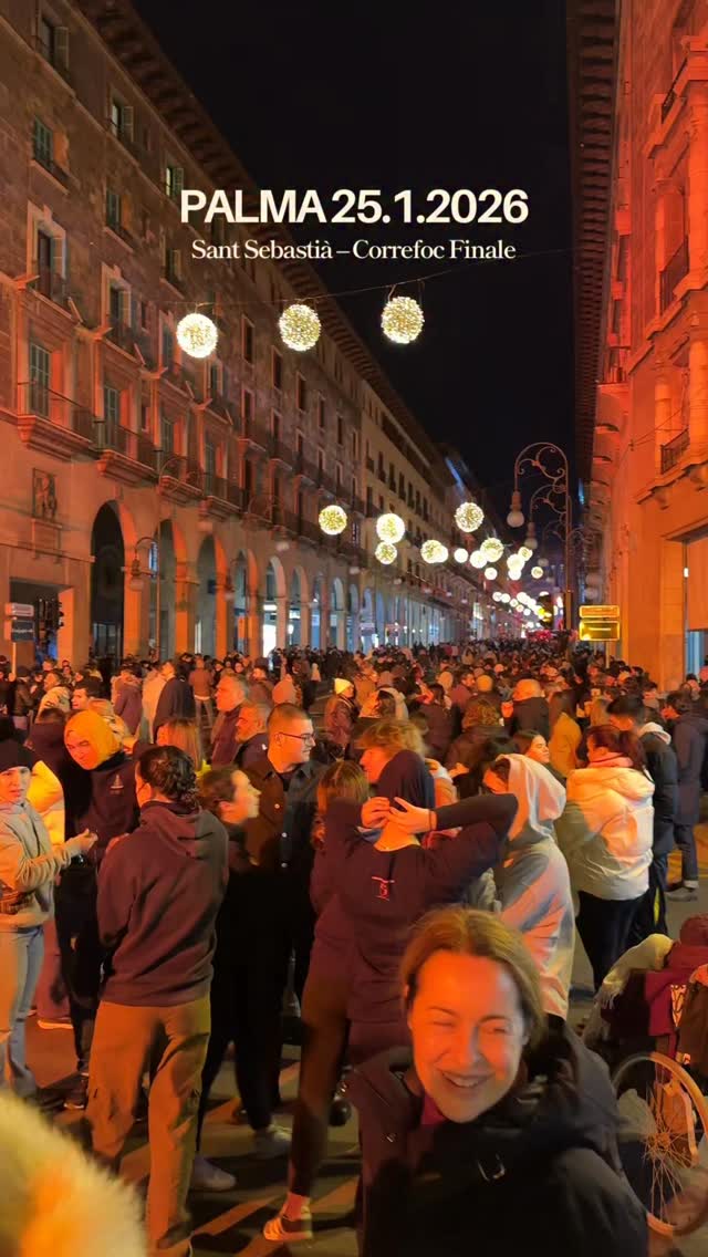 Feuer, Trommeln, Dimonis und diese ganz besondere Energie, wenn Palma gemeinsam feiert.
Der Januar auf Mallorca kann laut, wild und magisch zugleich sein ✨
Merken für nächstes Jahr
Dieser Monat gehört definitiv auf die Bucket List 🗓️🔥