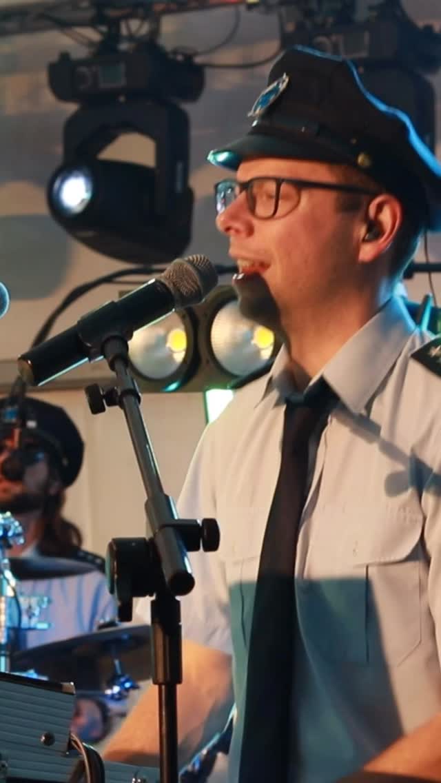 Wir meistern auch die anspruchsvollsten Texte. 😎#liveband #partyband #partypolice #party #livemusik