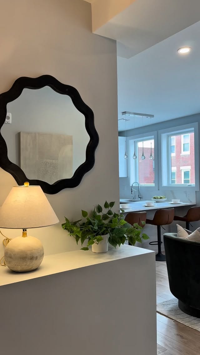 Step aside… this East Boston 2 bedroom condo is having a main character moment ✨👏🏼
@kovacssavageteam
#Bostonmoderndesign #homestagingsells #bostonrealestate #interiorstyling #interiordecor
