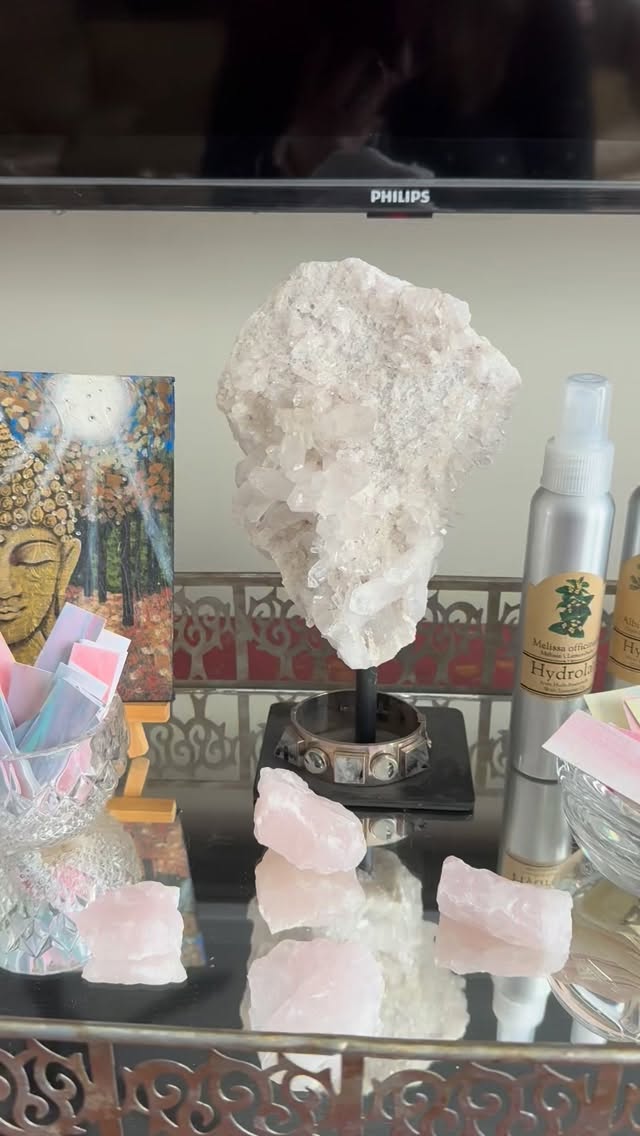 Join me for a mindful moment! Crystal by @love_thirteen, sprays by @herboristerielafeedesbois and art by @soulstoryalchemy!!!
These word oracle cards were created at my retreats at my home lakeside yoga studio and on international retreat in Costa Rica with @empower_and_grow and @blissarchitect888!!!
Daily moments to pause, connect with nature and invite nourishment is how we bring what we experience on retreats, into day to day moments of beauty!!!