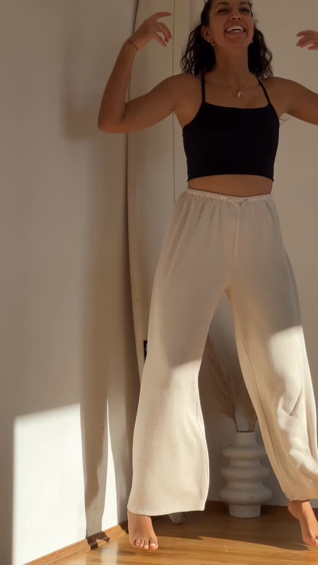 Manchen Menschen fällt es schwer, zur Ruhe zu kommen – nicht, weil sie „nicht entspannen können“,
sondern weil ihr Nervensystem Stille nicht als sicher einordnet.
& das hat einen biologischen Grund: unser Nervensystem sucht nicht Ruhe, sondern Vorhersagbarkeit & Kontrolle.
Wenn wir still sitzen, ohne äußere Reize,
bleibt das Gehirn bei vielen Menschen im Überwachungsmodus.
Gedanken werden lauter, der Körper bleibt angespannt & kann nicht loslassen.
Bewegung, Musik & Rhythmus geben dem Nervensystem dagegen klare, strukturierte Signale.
Sie aktivieren Sinnesrezeptoren in Muskeln, Gelenken und im Gleichgewichtssystem, die dem Gehirn melden:
Ich bin im Körper. Ich bin orientiert. Ich bin hier.
Gleichzeitig werden Hirnareale angesprochen,
die Stress abbauen & emotionale Regulation unterstützen unter anderem über den Vagusnerv und das autonome Nervensystem.
Deshalb fühlen sich Flow, Tanz oder ein gleichmäßiger Beat für viele Menschen beruhigender an als Stille.
Nicht trotz Bewegung – sondern wegen ihr.
Wenn du also nicht „abschalten“ kannst,
ist dein Nervensystem nicht falsch.
Es braucht einfach einen anderen Weg in Sicherheit. ✨
#nervensystem #stress #ruhe #innereunruhe #mentalhealth