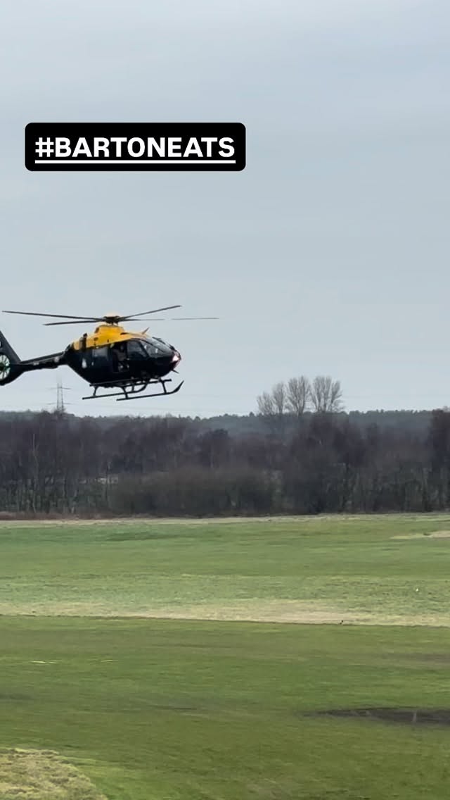 SYS100 inbound for a quick pit stop and refuel โฝ๏ธ.#bartonaerodrome #bartoneats