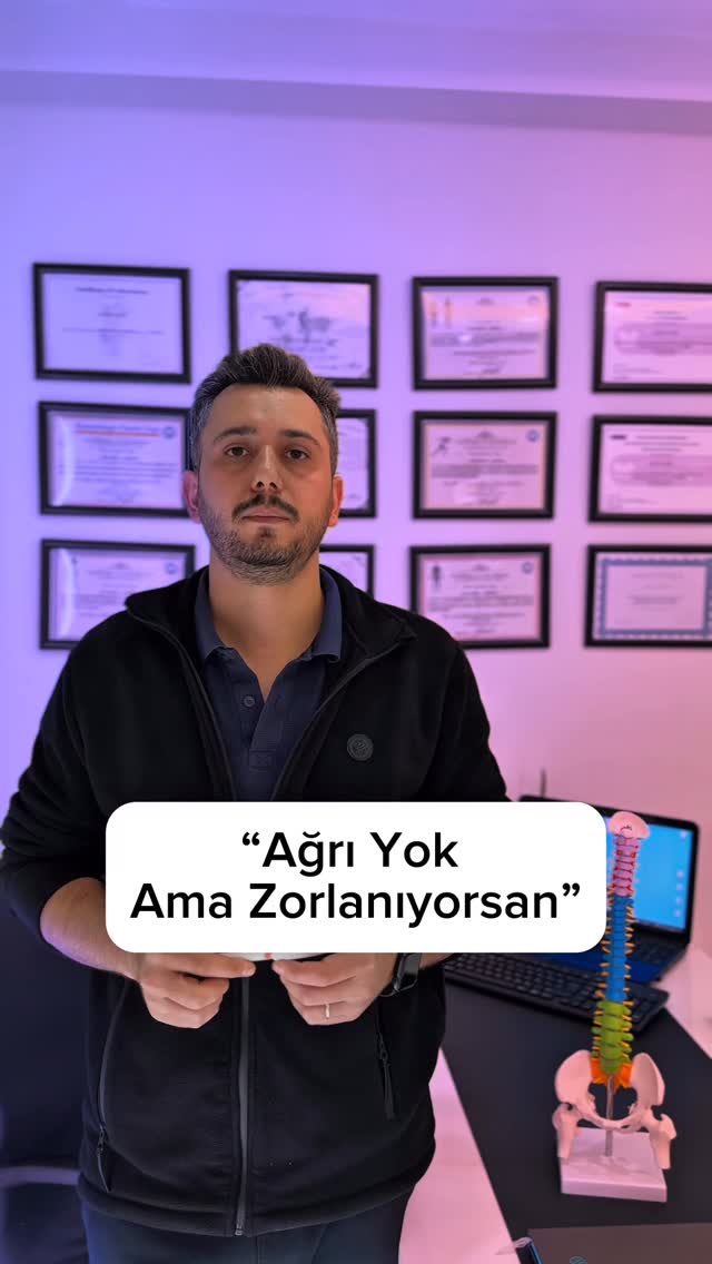 Ağrının olmaması, her zaman vücudun sorunsuz çalıştığı anlamına gelmeyebilir.
Hareketlerde zorlanma, sertlik hissi veya çabuk yorulma gibi belirtiler, vücudun erken verdiği işaretler olabilir.
Bu tür değişimler fark edilmediğinde, zamanla daha belirgin şikâyetler ortaya çıkabilir.
Vücudu yalnızca ağrı üzerinden değil, hareket kalitesi üzerinden de değerlendirmek önemlidir.
📎 Bu içerik genel bilgilendirme ve farkındalık amacıyla hazırlanmıştır.
Teşhis ve tedavi niteliği taşımaz.
#bilgilendirme
#hareketkısıtlılığı
#kasağrısı
#hareketfarkındalığı
#omurgasağlığı
#fizyoterapi