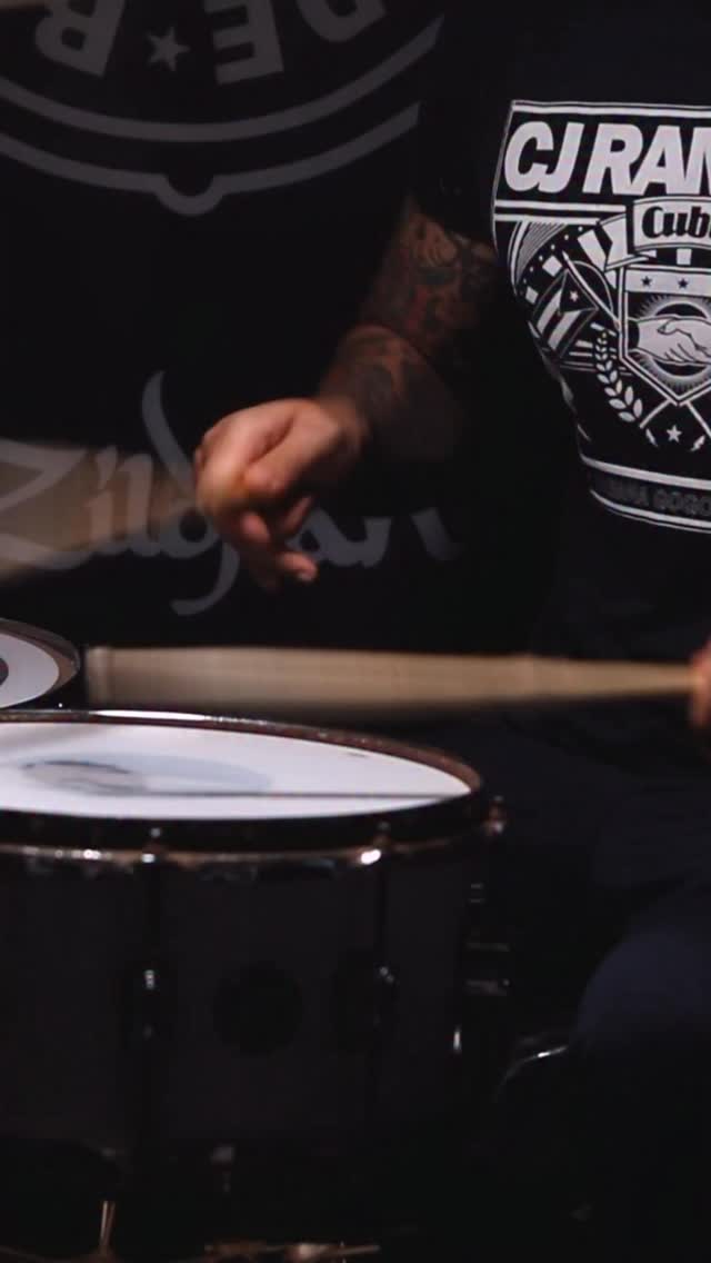 💪⚡️👋(200 BPM al final) Aumenta la capacidad de tus manos con este workout de alta intensidad. Basado en el concepto de 🖤 Jim Chapin 🐐 “Speed, Power, Control, Endurance”.
🔑Sticking
A: RL RR / LR LL (2x)
B: RL RR LL / LR LL RR / RR LL
C: RL RL RL RL RL RL RL RL
D: RR LL RR LL RR LL RR LL
Empieza lento, cuando logras tocarlo limpio, casi perfecto puedes aumentar la velocidad. Incorpora acentos en los dos primeros golpes de cada parte.
Haz 10 rondas de 3 minutos, 2 minutos de descanso entre ronda. Inténtalo, grábalo y tageame 🙌🥁
⚠️‼️ Corrección: Cada ejercicio/BPM termina en el “1”, por lo tanto el último golpe debe ser “R”, no “L” como aparece en el video. Me di cuenta después de haberlo subido. Fue un error de edición, disculpas.
El sticking correcto es el que está indicado arriba.
#drums #drumlife #drummerworld #drumstagram #drummer #zildjianfamily #drum #drumlessons #drumteacher #drumtime #drumfills #bateristas #batería #stickcontrol #drumrudiments #rudiments #drumstyle #drumsticks