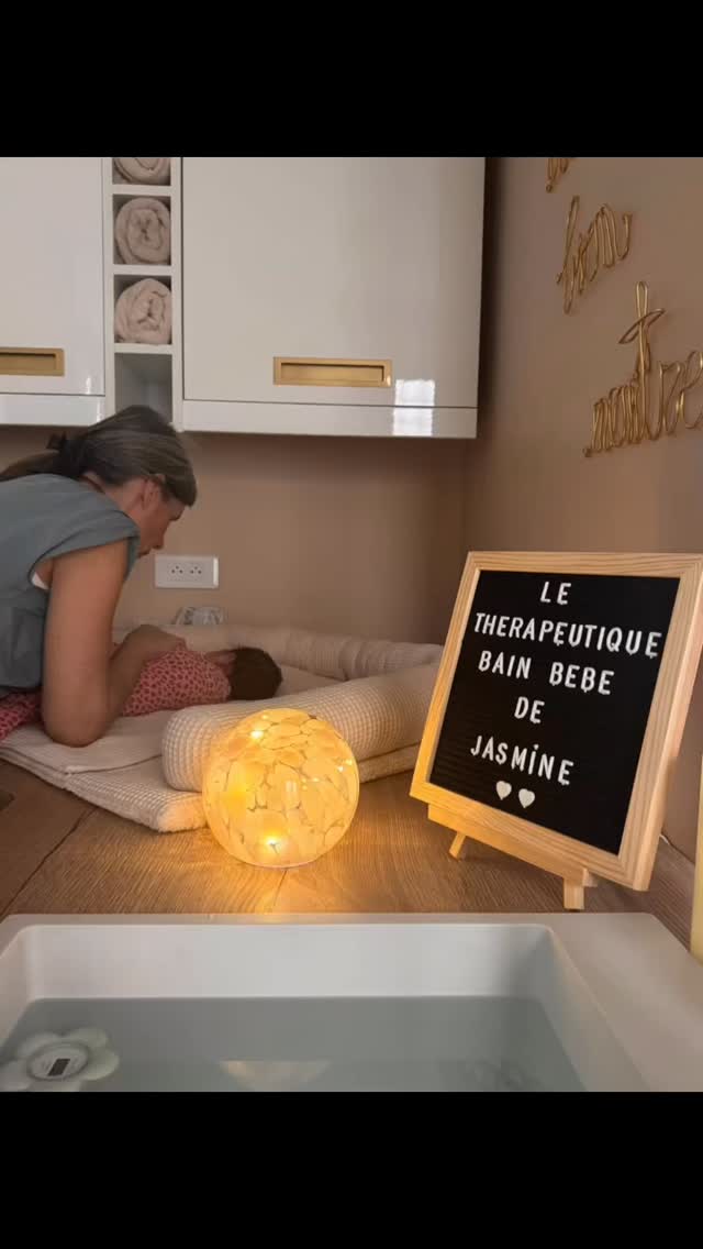Le Thérapeutique Bain Bébé : un moment précieux pour chaque nouveau né de moins de 21 jours.
Le Thérapeutique Bain Bébé n’est pas un simple bain.
C’est une véritable rencontre émotionnelle, un espace de douceur où le bébé peut se détendre, relâcher ses tensions et retrouver des sensations proches de celles vécues in utero.
Pour les bébés qui vont bien, ce bain devient un moment de calme profond, de sécurité et de connexion. Il recrée un cocon enveloppant qui favorise le lâcher-prise, le sommeil et une sensation globale de bien-être.
Pour ceux qui ont traversé une grossesse ou une naissance plus difficile, ce bain offre une parenthèse réconfortante. Il permet d’apaiser les mémoires corporelles, de soutenir l’intégration émotionnelle et de renforcer le lien avec les parents, dans une infinie douceur.
C’est un véritable cadeau de tendresse, de lenteur et d’écoute…
Un instant suspendu qui ramène à l’essentiel : se sentir en sécurité, aimé et accompagné.
🛁 Rappel important : Le thérapeutique bain bébé doit être réalisé dans les 21 premiers jours de vie pour en garantir tous les bienfaits. Pensez à réserver au cour de votre dernier mois de grossesse et nous réajusterons le rendez vous ci besoin.
Au plaisir de vous accueillir ☺️
☎️ 06 16 02 14 65
💌 www.revedebiennaitre.com
📍 11 bis rue du Fief
92100 Boulogne
À très bientôt 🌿#tbb #bainbébé #thalassobainbébé #baindesonia #bainthérapeutique