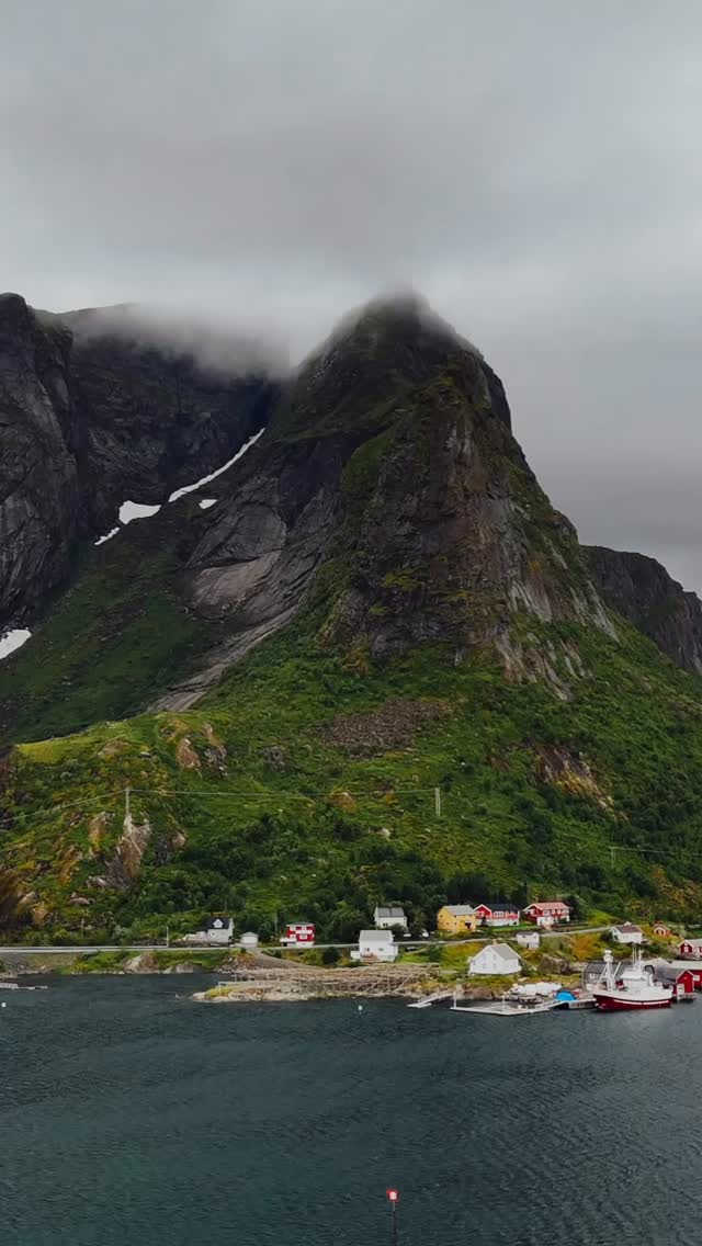 Lofoten, en camper van.
Carreteras que se pierden, montañas que caen al mar y un viaje que se siente más de lo que se explica.
Viajé acompañado de @mohrmichelle_ y Balú, compartiendo rutas, frío y momentos simples que lo dicen todo.
En medio del camino, una pausa necesaria: @skaarungen_lofoten, un resort con spa para entrar en calor, bajar el ritmo y recargar fuerzas antes de seguir.
Colaborando con Tuxer y Ullmax, ropa pensada para estar ahí fuera, sin más.
Algunas aventuras no se planean, se viven. 🚐❄️🏔️