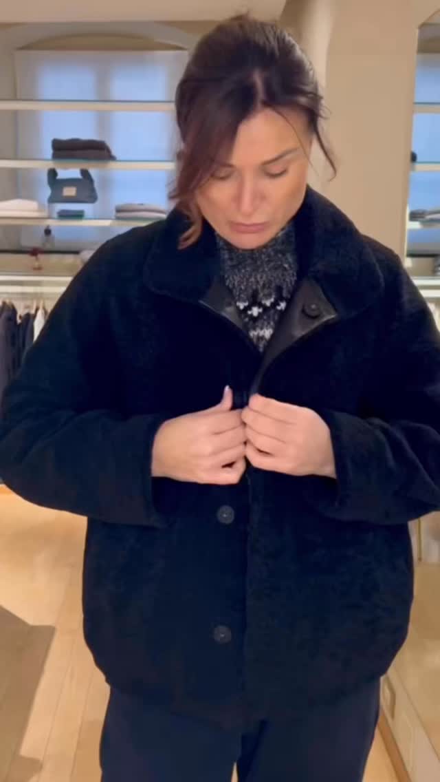 Ragazze, ultimi eco montoni neri 🖤…in saldo al 30%!
Non sono bellissimi?
- maglione #Parosh da €470 a €282
- eco montone “bomber” da €539 a €377
- eco montone 3/4 da €528 a €369
- eco montone lungo da €595 a €416
Scrivetemi in direct o su WhatsApp:
📲+39 339 5840686
#ecomontoni #saldi #abbigliamentodonna #capispalla