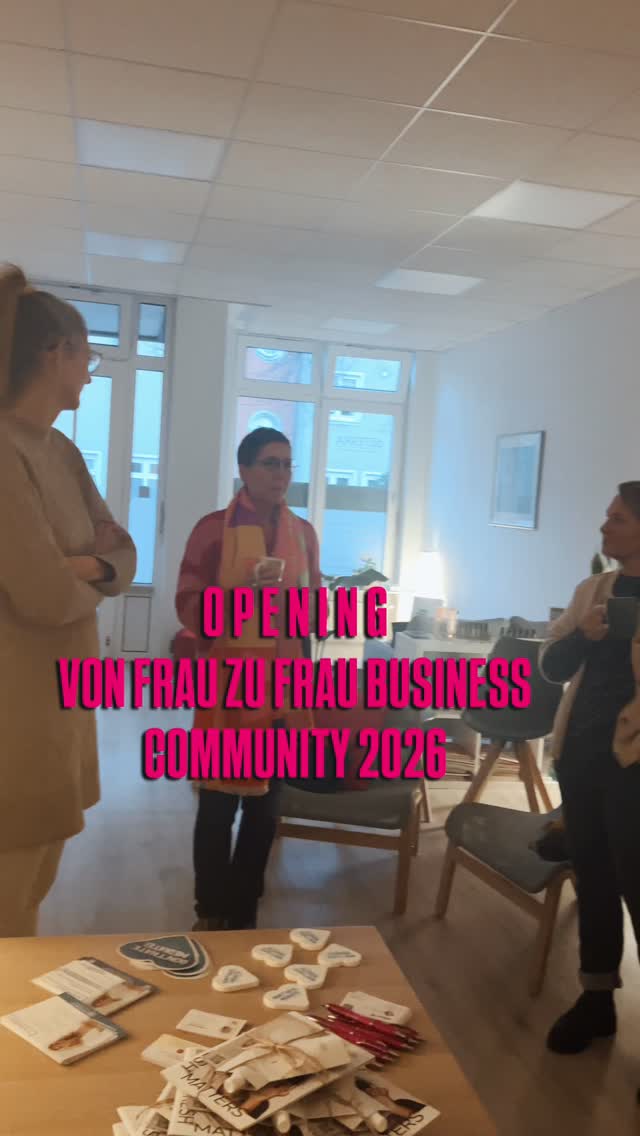 OPENING @vonfrauzufrau_business COMMUNITY 2026 - Ein Abend voller Begegnung, gesehen werden, sich fallen lassen & Visionen teilen.✨
Schöner hätte ich mir das erste Live-Treffen in 2026 kaum vorstellen können. Sofort war die Atmosphäre von Vertrauen geprägt, die Frauen connecteten sich sofort und ich führte glücklich durch das Programm.
Danke an Euch alle, dass Ihr diesen Jahresauftakt so wunderbar bereichert habt.🙏
@hppsychotherapie_k_altenrath @anke.kuerstgens @allianz_siam @swenke_geuenich @steuerberatung_land @vb_verhandlungsbasis @janaschumann.kreativ @tanjahensel_com
Ihr, die an dem Abend leider verhindert ward, hatten wir fest im Herzen und freuen uns auf ein baldiges Wiedersehen. 🩷
Du wünschst Dir auch eine Unternehmerinnen-Gemeinschaft, in der es neben Zahlen, Daten, Fakten und Strategie auch um Mindset, Vereinbarkeit von Beruf und Familie und vieles mehr geht? Dann starte doch gerne ab April in der @vonfrauzufrau_business COMMUNITY. Schreib mir einfach für mehr Infos.
Herzliche Grüße,
Britta
@vonfrauzufrau_business
@von_frau_zu_frau_coaching
.
.
.#ruhrgebiet #erfolgreichefrauen #unternehmerin #unternehmerinnen #netzwerk