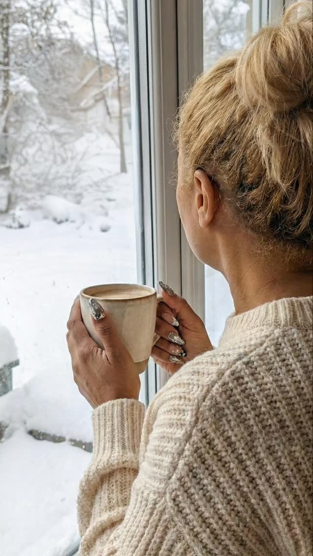 Snow days have a way of slowing everything down…
forcing you to breathe, reset, and just be for a moment.
Today feels like one of those days where rest is productive and quiet is enough.
No rush. No pressure. Just peace. ❄️✨
#snowdayvibes #quietmoments #selfcareenergy #mdmassociates #thedifferenceisinthedetails
💅🏽 by @uniq.nailss
