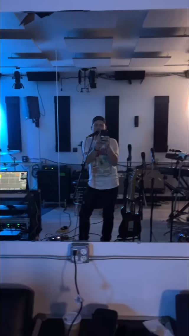 Wanna meet the members of RMK & the Elemental Union? Come see our first live show of 2026 @thebitterendnyc Sunday Feb. 1st 7pm (one week from tomorrow!!!). Link for tickets in bio!
•
•
@andyloveamato on drums
@mattsangiovanni on lead guitar
Addison Ford on bass
@civilianmusic sound engineer
@rorymaxkaplan lead vocals
.
#livemusic #music