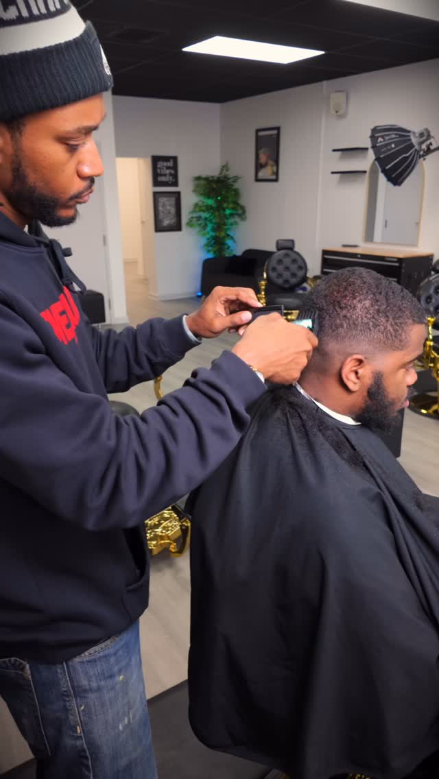 Malik putting out the heat on these cold days! #barber #barbershop #haircut