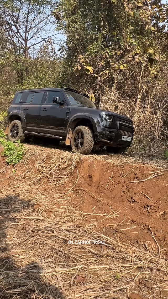 How to negotiate a ledge. Here’s the Defender 110 during our Level 2 Driving course.
#offroadjunkie #learnoffroad #defender #l2d #offroad