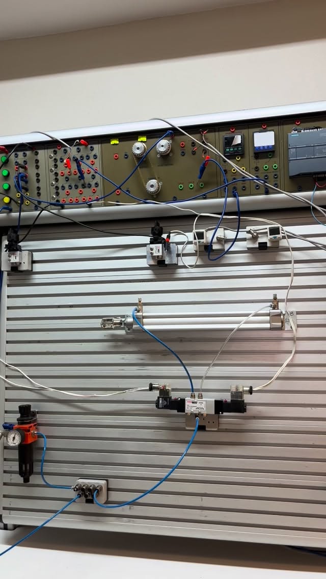 Pnömatik sistemlerde kontrol ve hız bir arada ⚙️
Solenoid valf ve çift etkili silindir uyumu sayesinde
✔️ Dengeli hareket
✔️ Hızlı tepki
✔️ Güvenilir çalışma
Endüstriyel otomasyon çözümlerinde doğru ekipman her zaman fark yaratır.
⸻
#pnömatik
#solenoidvalf
#pnömatiksistem
#çiftetkilisilindir
#endüstriyelotomasyon