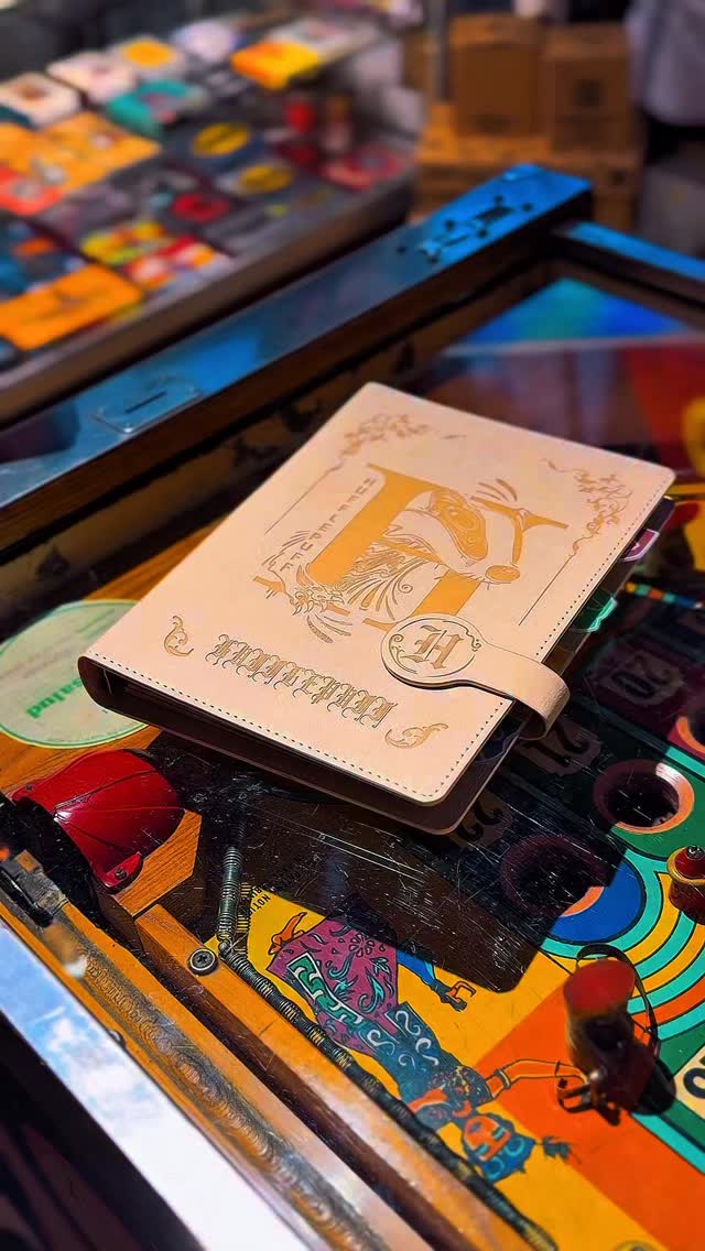 ¡Llegó el correo de Hogwarts a Artefacto Store! 🦉✨
¿Tu lista de pendientes parece un examen de T.I.M.O.? Organiza tu rutina con nuestras nuevas agendas inspiradas en el Mundo Mágico. Con detalles increíbles y diseños que parecen sacados de la Sección Prohibida de la biblioteca.
🪄 Perfectas para: Coleccionistas y magos que buscan un toque de magia en su día a día.
¡Ven por la tuya antes de que usen un Encantamiento de Desilusión y desaparezcan! ⚡️