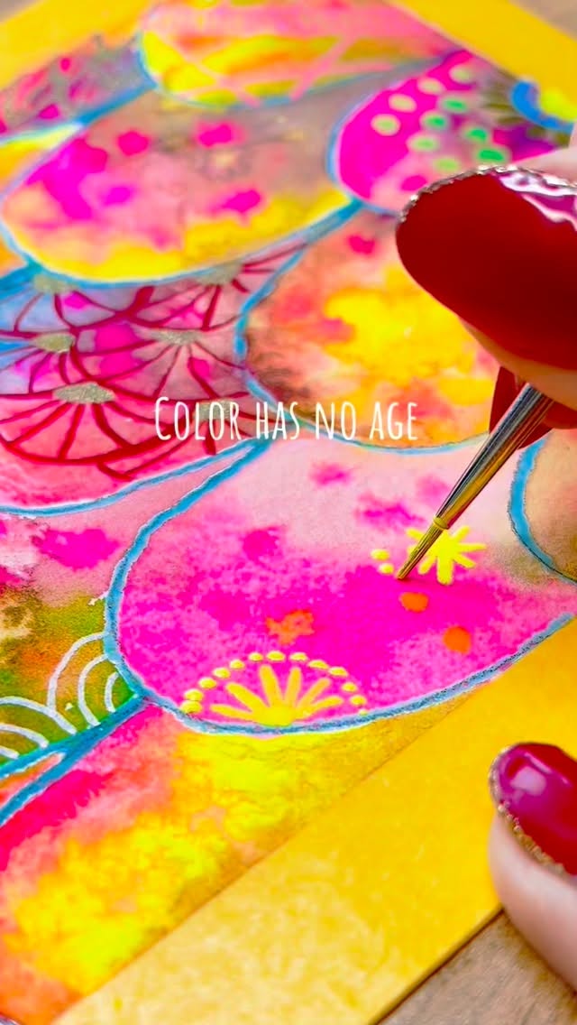 🇬🇧 Even our grandmothers crave color!
And honestly? They might need it more than anyone else.
This watercolor was created for an art class I’m about to teach in a nursing home. I adapt my techniques to every ability, every tremor, every rhythm.
But there is one thing I never compromise on: color. Because color is not a skill. It’s a feeling. And when residents paint with me, what fills the room first isn’t fear or limitation — it’s joy.
My mission is simple: to bring color where life has tried to dull it. In nursing homes. In hospitals. Wherever people are told to slow down, to be quiet, to fade.
Art does the opposite. It reconnects. It awakens.
And sometimes, it reminds us that joy has no age.
⸻
🇫🇷 Même nos grands-mères adorent la couleur!
Et parfois, ce sont elles qui en ont le plus besoin.
Cette aquarelle a été réalisée pour un cours que je vais donner en EHPAD. J’adapte mes techniques aux capacités de chacun, aux gestes, au rythme, aux fragilités.
Mais il y a une chose sur laquelle je ne fais jamais de concession : la couleur. Parce que la couleur n’est pas une performance. C’est une émotion.
Et quand les résidents peignent avec moi, ce qui envahit la pièce en premier, ce n’est pas la peur de mal faire — c’est la joie.
Ma mission est simple : apporter de la couleur là où la vie a parfois tenté de l’effacer. En EHPAD. À l’hôpital. Partout où l’on croit que l’élan créatif s’éteint avec le temps.
L’art fait exactement l’inverse. Il réveille. Il relie.
Et il rappelle que la joie n’a pas d’âge.
Aquarelle sur papier @archespapers
Liquide de masquage @pebeo_officiel
Aquarelle fluo home made avec les pigments @sennelier1887
Aquarelle en tube @winsorandnewton et @holbein_art
Marqueurs acrylique @posca_usa et @molotowheadquarters
#contemporaryart #artcollector #watercolorart