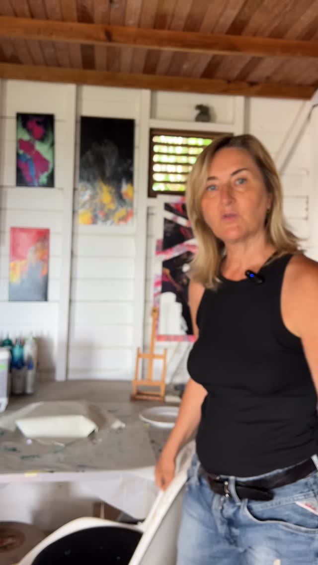 Aujourd’hui, j’avais envie de me présenter.
Je suis artiste peintre en Martinique.
Cet atelier va bientôt changer,
et ce mouvement me remplit de joie.
Créer, c’est aussi accepter les passages,
les lieux qui évoluent,
les élans nouveaux.
#veroniquedural
#artistepeintre
#artistecontemporaine
#artabstrait
#atelierdartiste