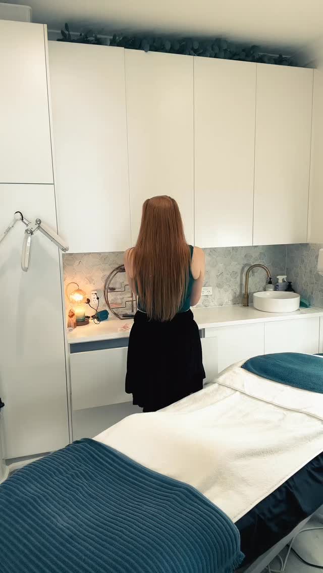 When you think you have a minute to yourself but then you get a Walk In. 🤣 Don’t mind me! Just taking care of the ‘stache ☺️
#lipwax #hawthornebeautysalon #brisbanebeautytherapist #skincare