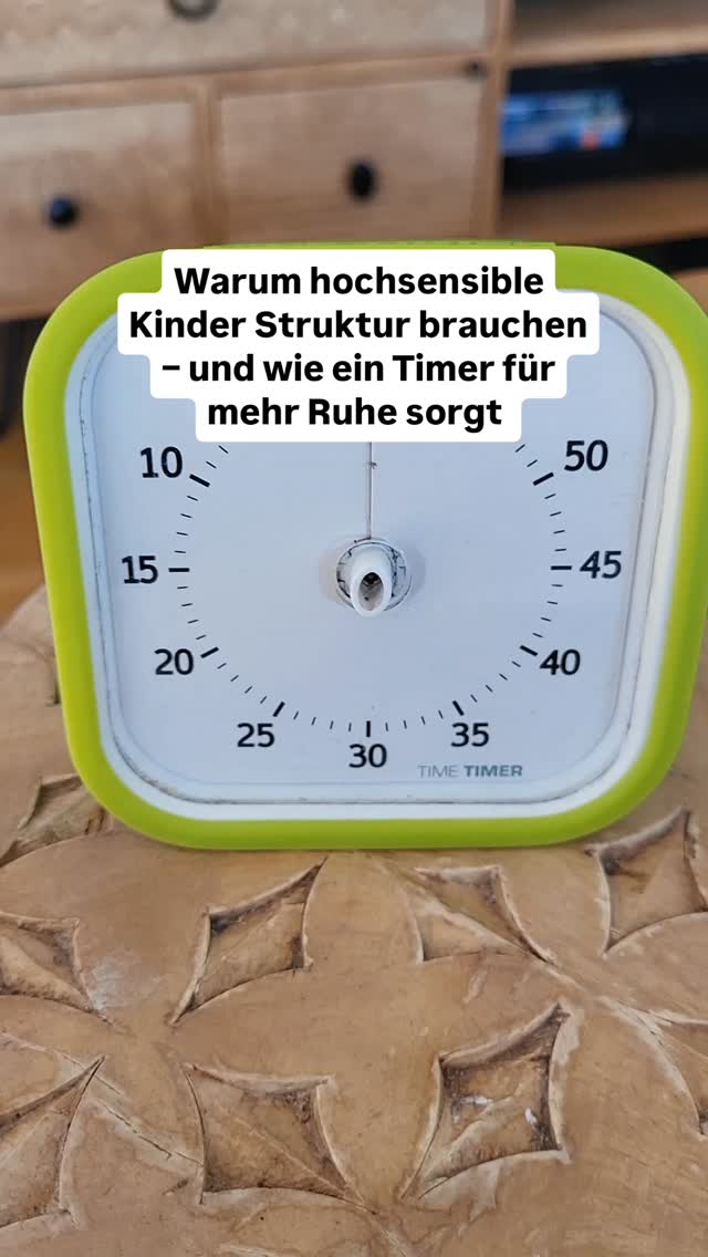 Hochsensible Kinder brauchen Strukturen, denn sie geben ihnen Sicherheit. Ihr Nervensystem ist schon genug gefordert mit all den Reizen, die sie täglich verarbeiten müssen. Deshalb sind Strukturen, Rituale und Verlässlichkeit wichtig für sie. Auch Übergänge sind für sie oft sehr schwierig.
Ein einfacher Timer kann helfen:
- Bei den Hausaufgaben
- Am Morgen vor der Schule
- Beim bettfertig machen
- Beim Medienkonsum
Usw.
➡️Gemeinsam Zeitdauer festlegen (das Kind einbinden ist wichtig)
➡️Das Kind sieht immer, wieviel Zeit noch übrig ist.
➡️Extratipp: Einige Minuten dazu rechnen, falls das Kind unbedingt noch etwas fertig machen muss.
Wofür braucht ihr einen Timer? Schreibe es in die Kommentare, ich bin gespannt!
Folge mir gerne für mehr Alltagstipps für hochsensible Kinder und speichere dir das Video ab für später.
Bist du interessiert an meinem Workshop «Mein Kind ist hochsensibel»? Dann melde dich gerne auf meiner Website an: www.feingesinnt.ch (im Linktree in der Bio).
Herzlich, Jacky 🦋
#hochsensibilität #hochsensibel #neurodivergent #sensibel #workshop
COACHING
BERATUNG
HOCHSENSIBILITÄT
EMOTIONSREGULATION
STRESSREGULATION
ABGRENZUNG
POTENTIAL
SELBSTVERTRAUEN
MINDSET