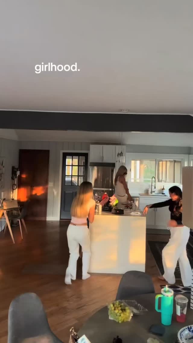 dancing with your girls >>
by mia burk on tiktok