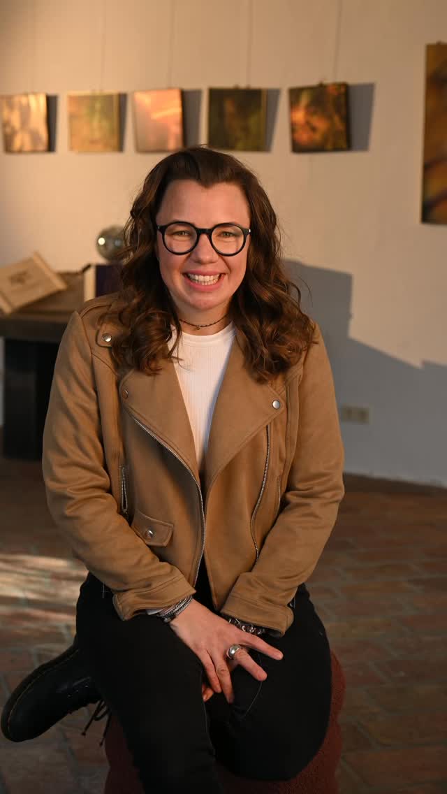 âš Herzlich willkommen im Weissbildatelier â ein Raum fĂŒr Fotografie, Kunst und italienischen Wein.
Ich bin Martina.
Fotografin. WeinhĂ€ndlerin. KĂŒnstlerin.
Letzteres laut auszusprechen â hat mich Mut gekostet.
Aber was ist Kunst eigentlich?
FĂŒr mich:
Ein GefĂŒhl.
Ein Funken.
Ein Spiegel.
Kunst entsteht in mir â und findet dich.
In einem Blick. In einer Farbe. In einer Resonanz.
đ« Stell dir vor, ein Bild von dir.
Nicht nur ein Portrait â sondern eine Spur von dir selbst.
Ein Echo deiner Tiefe. Deiner Leuchtkraft. Deines Seins.
Im WeiĂbildatelier entstehen Bilder, die mehr zeigen als das Offensichtliche.
Sie erzĂ€hlen. SpĂŒren. Erinnern. Und rĂŒtteln manchmal leise an etwas in dir.
Wenn du mehr erfahren willst â oder dich in dieser Art von Fotografie wiederfindest â dann schreib mir.
Ich freue mich, dich zu sehen. Wirklich zu sehen.
#magicportrait #sichtbarkeit #kunstfotografie #soulportrait