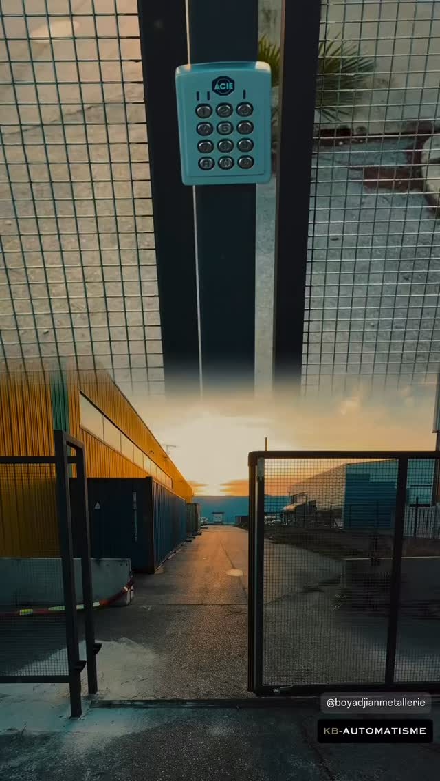 Fourniture et pose d’un portail motorisé pour la sécurisation rapide d’un site chantier.
Grille fixe associée pour renforcer la protection du site.
Motorisation CAME, fiable et robuste.
Contrôle d’accès par clavier ACIE et Intratone pour une gestion simple et efficace.
Mise en service rapide.
Installation provisoire ou durable.
Sécurisation immédiate du chantier.
#portail #portailmotorise #portailautomatique #came #automatisme // chantier securite installation rapide kbautomatisme @camefrance @intratone_official @boyadjianmetallerie