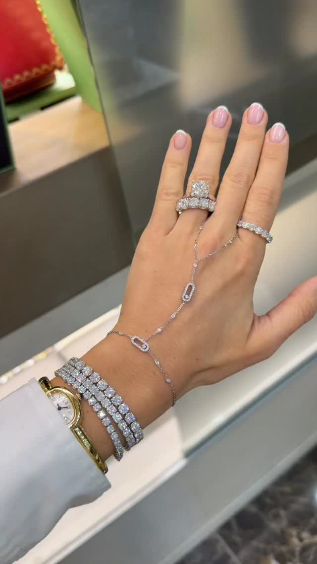 Jewellery is the silent storyteller of a woman’s soul, whispering tales of love, strength, and the moments that shaped her.
#solitaireantwerp #shopantwerp #verlovingsring #antwerpshopping #tennisarmband