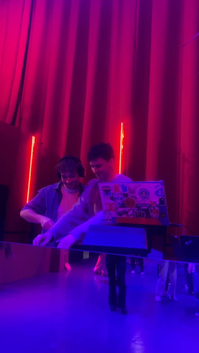 Wat een topavond! Dankzij jullie energie, enthousiasme en massale opkomst werd onze fuif er eentje om niet snel te vergeten. Bedankt om samen met ons te feesten en er een geweldige avond van te maken. Wij tellen nu al af naar volgend jaar om jullie opnieuw te mogen verwelkomen! 🥳🎉🪩