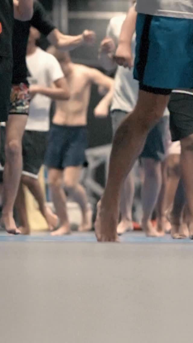 🎉 Välkommen på Öppet Hus – 31 januari!
Kom som du är – liten, stor, nybörjare eller proffs. En fullspäckad dag med:
🥋 Gratis prova-på-pass för barn, ungdomar och vuxna
🔥 Träning med våra inspirerande coacher & välkända profiler
🎯 Roliga tävlingar & aktiviteter – fina priser i potten!
🗣️ Q&A där du kan ställa ALLA dina frågor
💥 Allt är GRATIS! Testa våra pass, känn på stämningen och träffa UFC- & världsstjärnor – live och på mattan!
Under dagen: giveaways, rabatter & gratisprodukter från våra partners.
Schema (med reservation för ändringar):
Förmiddag
10.00 – 10.45 / 11.00
• Barn BJJ (4–6 år) – Bianca & Edvin
• Thaiboxning (9–14 år) – Abbe & Bogdan
11.00 – 12.00
• MMA (9–14 år) – Omar & Leon
• Barn BJJ (7–11 år) – Bianca, Edvin & Bogdan
• BJJ Barn (11–14 år) – Marek & David
Eftermiddag
12.15 – 13.15
• Thaiboxning för tjejer – Sanja, Josse & Linda
• BJJ – Jonathan & David
13.30 – 14.30
• Thaiboxning (alla nivåer) – Bang, Zebaztian & Linda
• Fyspass för tjejer – Victor & Josse
14.45 – 16.00
• MMA – Alex, Andreas, Sevan, David, Josse, Elmir & Zebaztian
16.05 – 16.25
• Q&A med våra profiler – Alex, Andreas, Josse, Najib, Liam, Zebaztian m.fl.
Vi ses – tagga en vän som borde hänga med!
Varmt välkommen! 🩵
Video: @romus_sport_photo 🌟